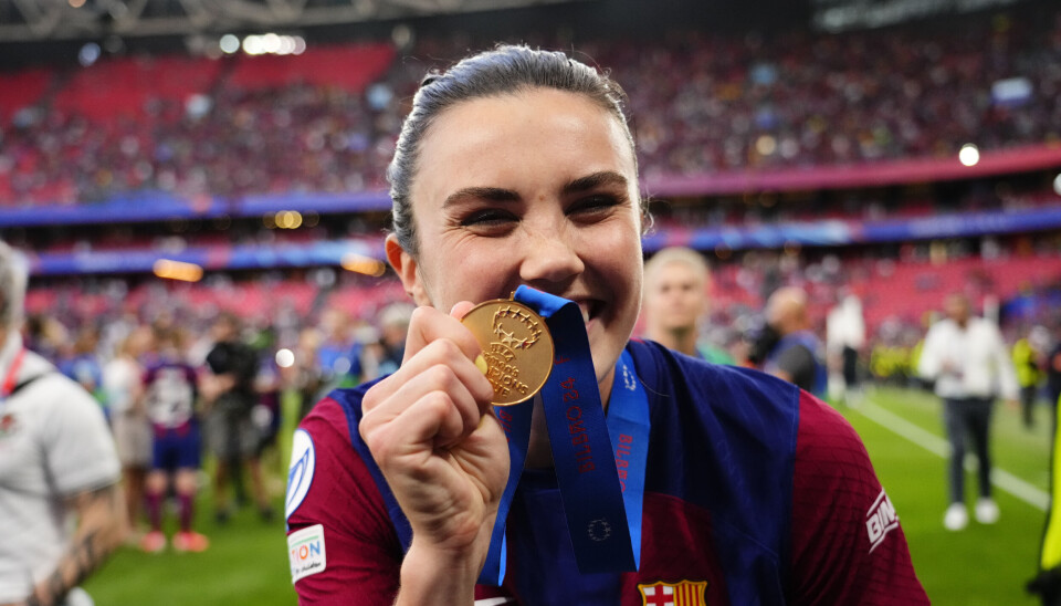 Ingrid Syrstad Engen viser fram vinnermedaljen etter fjorårets Champions League-triumf med Barcelona. Nå har hun spilt sin siste kamp for klubben.