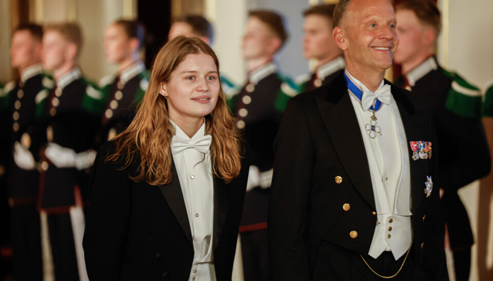 Marie Ulven – alias Girl in red – i kjole og hvitt på gallamiddag på Slottet i april.