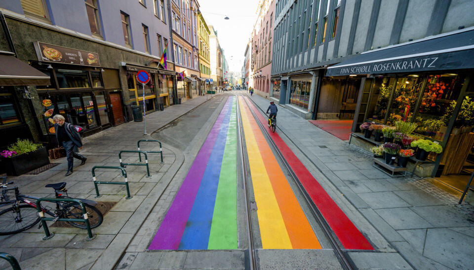 Rosenkrantz' gate utenfor London pub i Oslo er farget i regnbuefarger for å markere pride og terrorhandlingen som drepte to personer i 2022. En slik utsmykning er lov ifølge Statens vegvesen, men ikke å gjøre det samme i et gangfelt.