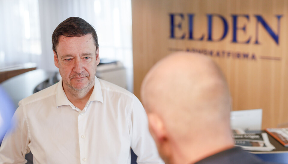 Advokat John Christian Elden mener fagdommeren i terrorsaken mot Arfan Bhatti må tas av saken.