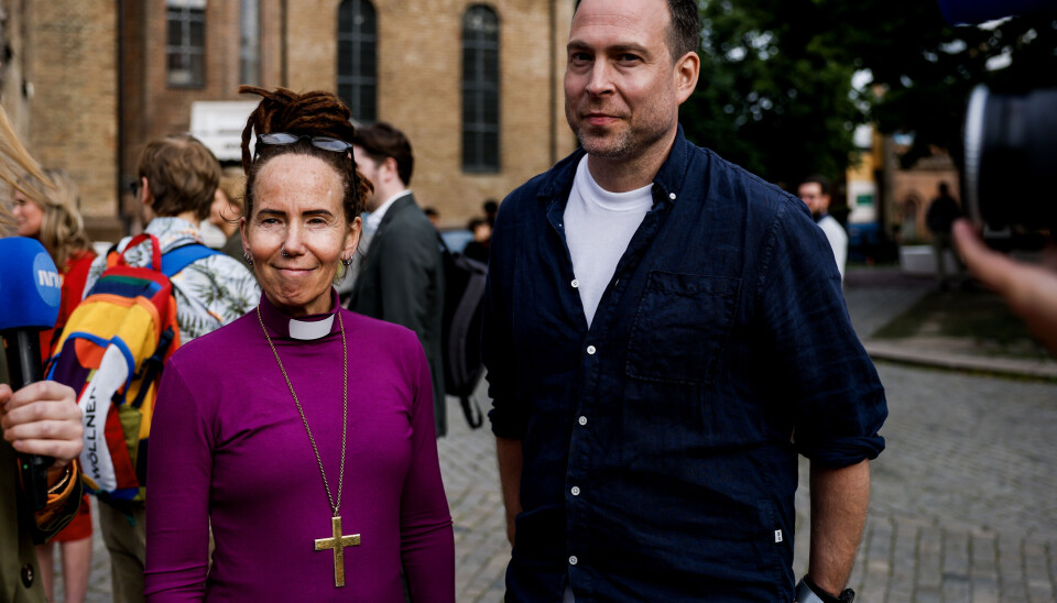 Oslobiskop Sunniva Gylver heiste regnbueflagget under åpningen av Oslo Pride 2025 foran Oslo domkirke. Her står hun sammen med leder for Oslo Pride Dan Bjørke.