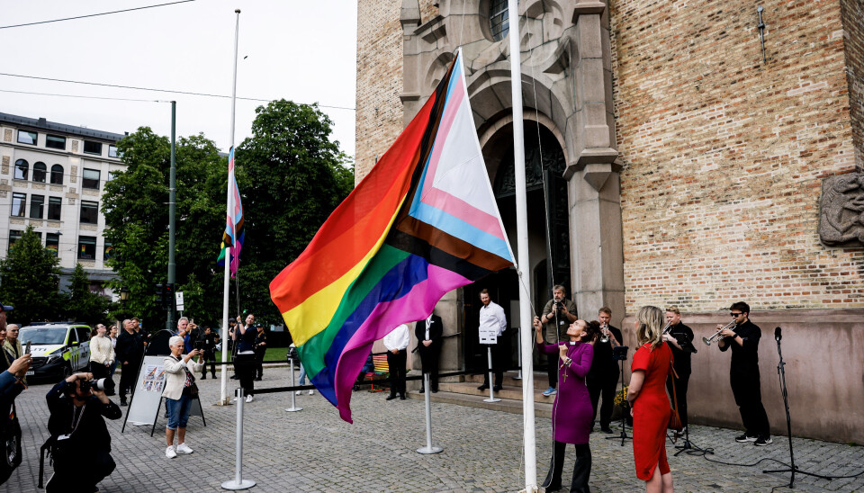 Oslobiskop Sunniva Gylver heiste regnbueflagget til topps under åpningen av Oslo Pride 2025 foran Oslo domkirke fredag.