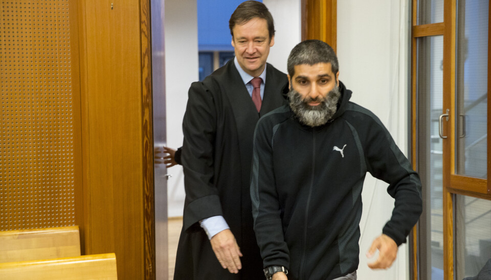 Advokat John Christian Elden fikk medhold i at en av dommerne i den kommende rettssaken mot Arfan Bhatti (t.h.) er inhabil etter at vedkommende skrev leserinnlegg om pride-markeringen.