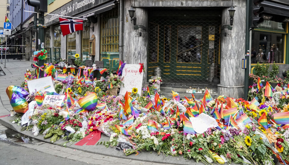 I dagene etter masseskytingen i Oslo sentrum for tre år siden fyltes åstedet med blomster til minne om dem som ble rammet. Nå har regjeringen bestemt at det skal opprettes et eget minnested for 25. juni-terroren.