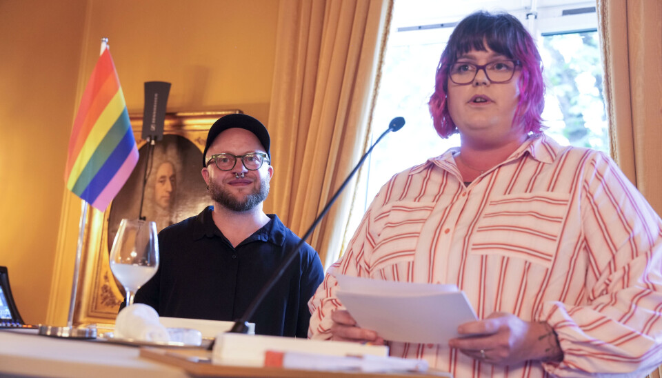 Luca Dalen Espseth og Christine Marie Jentoft Teigland da de fikk Kim Frieles minnepris under pridemottakelsen i Regjeringens representasjonsbolig i Oslo torsdag.