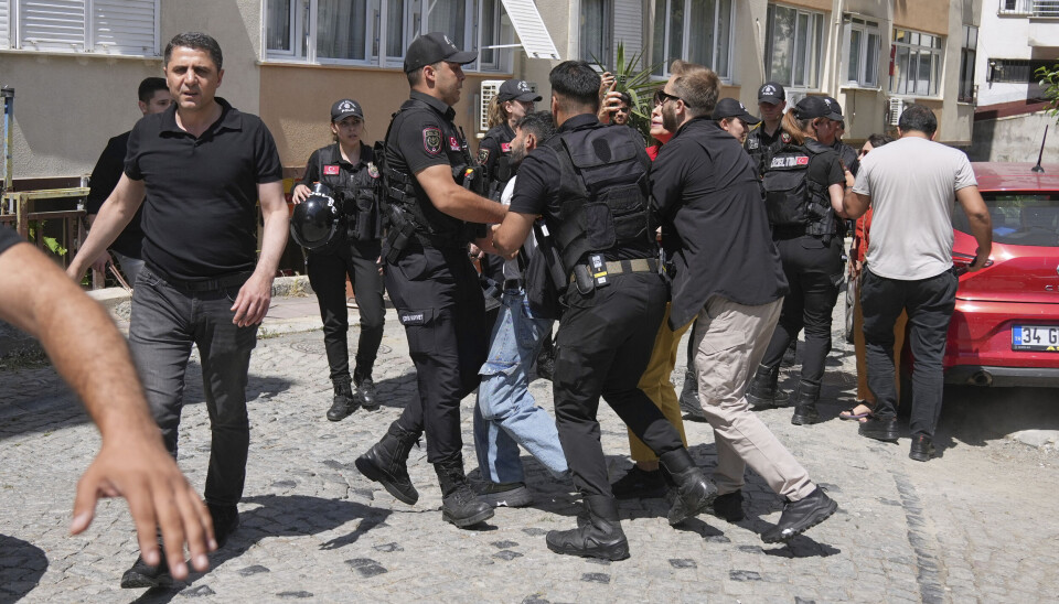 En mann som forsøkte å samle seg med flere for å danne en prideparade i Istanbul søndag, blir pågrepet av politiet.