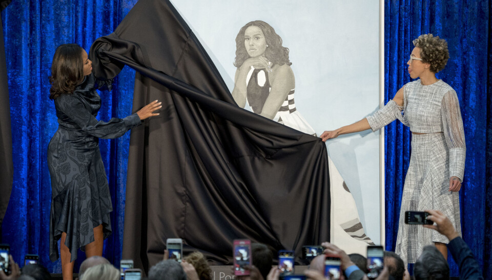 Amy Sherald (t.h.) malte i 2018 det offisielle portrettet av tidligere førstedame Michelle Obama for nettopp Smithsonians nasjonale portrettgalleri.