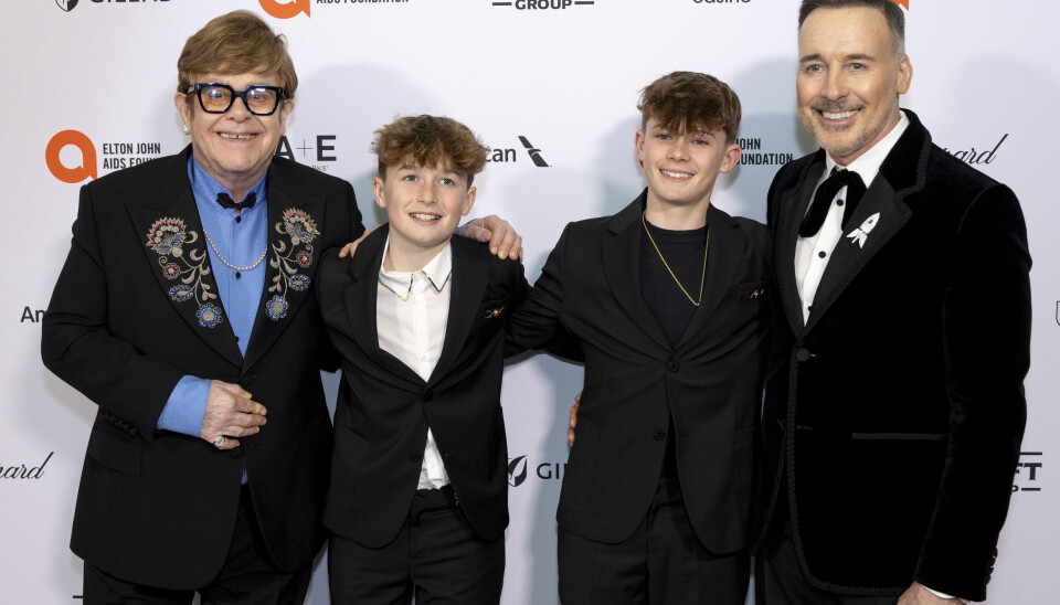 Hele familien gratulerte Elton John med 35 rusfrie år. Her er popkongen med ektemannen David Furnish (f.h.) og sønnene Zachary og Elijah i mars.