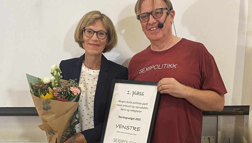 Inger Noer tok imot diplom og blomster på vegne av Venstre, da partiet ble kåret til landets beste SRHR-parti av daglig leder Tor-Hugne Olsen i Sex og Politikk