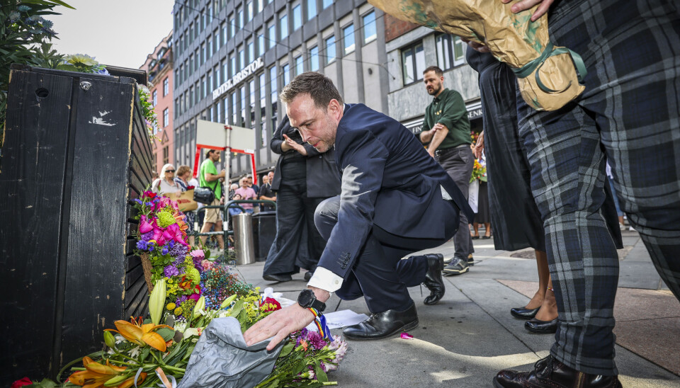 Lederen av Oslo Pride, Dan Bjørke, legger ned blomster under en minnemarkering for terrorangrepet 25. juni 2022.