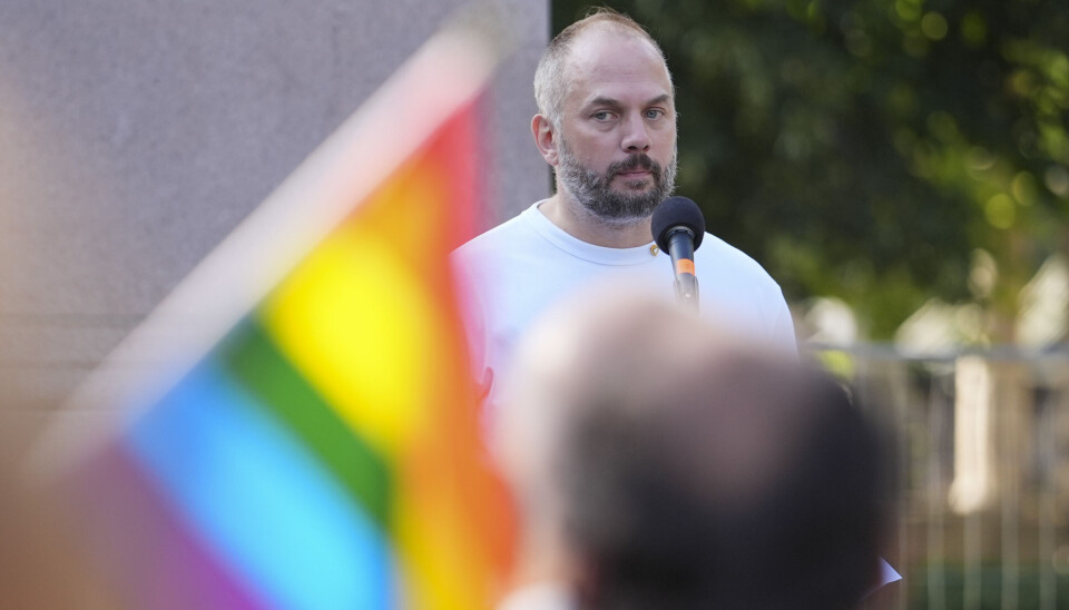 Espen Evjenth, leder i Støttegruppa 25. juni, her fra en solidaritetsmarkering mot hatkriminalitet etter knivstikkingen på Tjuvholmen i 2024.