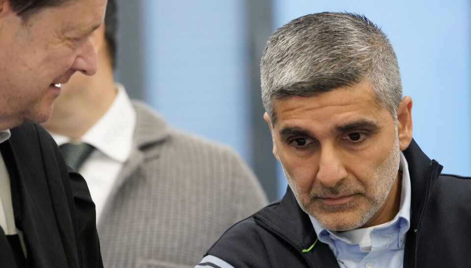 Forsvarer John Christian Elden og tiltalte Arfan Bhatti i rettssal 250 i Oslo tingrett tirsdag. Arfan Bhatti er tiltalt for medvirkning til terror etter skyteangrepet i Oslo sentrum 25. juni 2022.