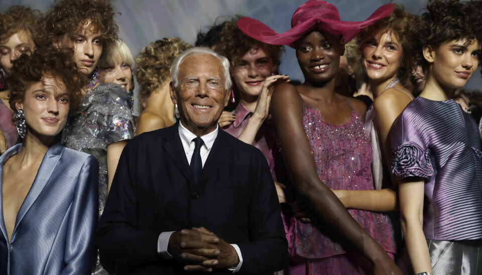 Giorgio Armani poserer sammen med modeller når vår- og sommer-kolleksjonen hans ble presentert på moteuken i Milano i september 2018.