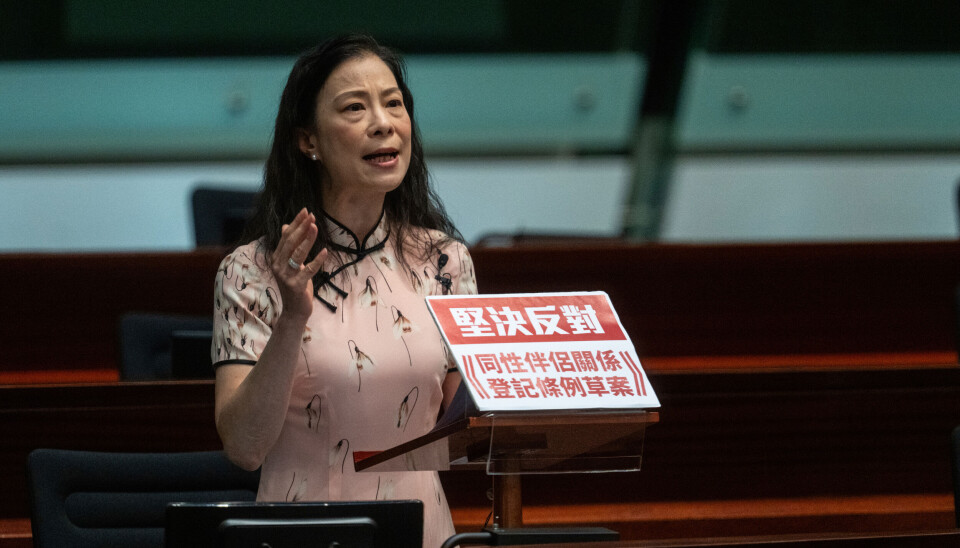 Politikeren Maggie Chan taler på møtet der forslaget ble behandlet. Hun var blant dem som ikke ville gi personer i likekjønnede ekteskap noen av de samme rettighetene som andre ektepar har.