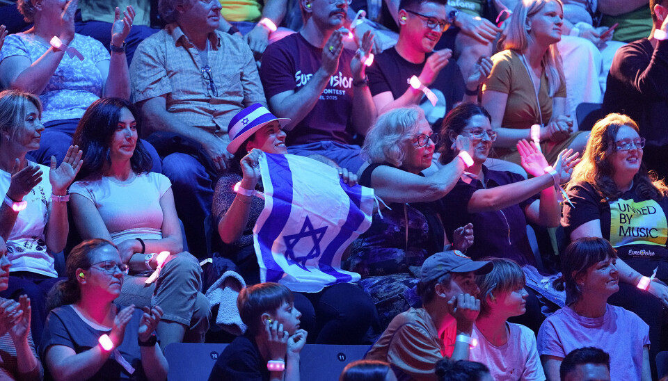 En publikummer viser det israelske flagget på generalprøve før Eurovision-finalen i Basel i mai. Flere land varsler boikott om Israel får være med i neste års Eurovision.