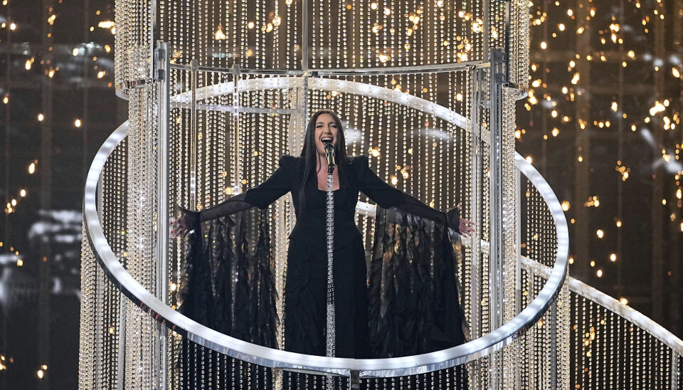 Yuval Raphael representerte Israel i årets Eurovision. Norge bør trekke seg fra neste års sangkonkurranse dersom Israel deltar, mener flere NRK-profiler.