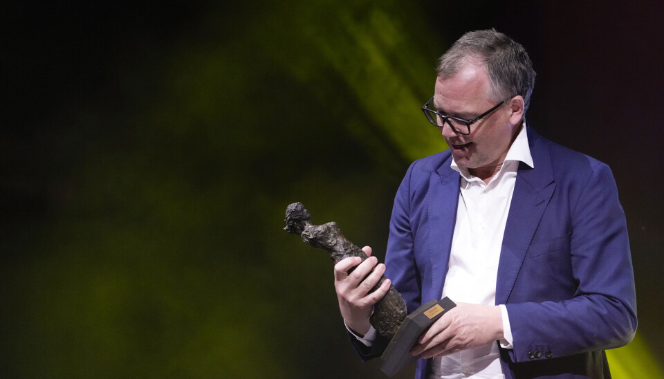 Arne Lygre da han i fjor mottok Heddaprisen for «I vårt sted». Nå har han vunnet en ny, stor pris.