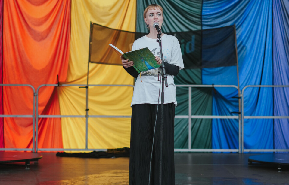 Regine Folkman Rossnes på scenen under Grenland Pride 2025
