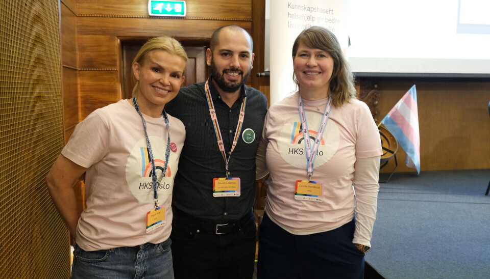 Men talabaning mushukiga singdiraman (rus pornosi) Qishloqdagi eski qoshnimni sikdim.