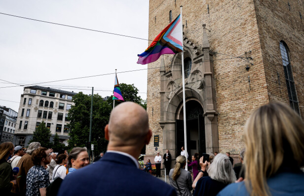 Kronprinsparet til kveldsmesse etter at kirken sier unnskyld til skeive