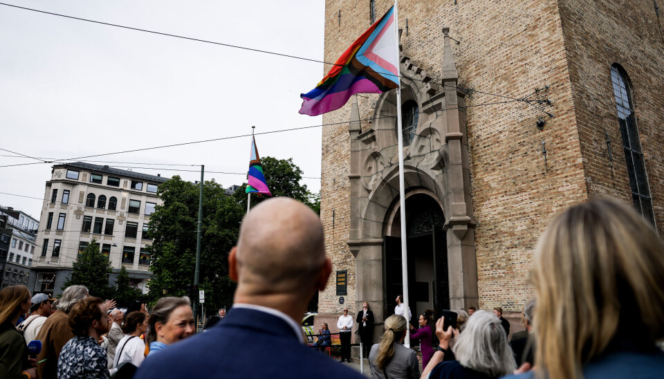 Oslobiskop Sunniva Gylver regnbueflagget under åpningen av Oslo Pride 2025 foran Oslo domkirke i juni.