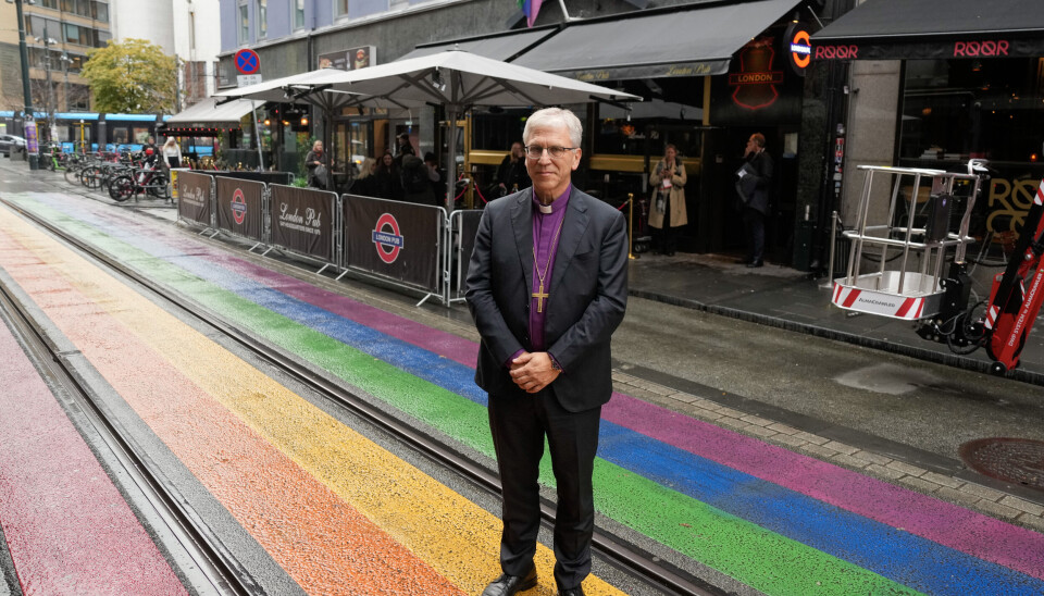 Olav Fykse Tveit, Den norske kirkes ledende biskop, i regnbuegata utenfor London pub kort tid før han i en tale kom med en unnskyldning til skeive på vegne av kirken.