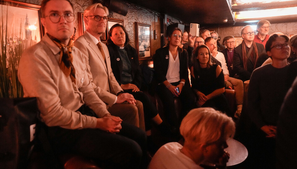 Publikum på London Pub lytter til Olav Fykse Tveit, Den norske kirkes ledende biskop, sin unnskyldning til skeive på vegne av Kirken.