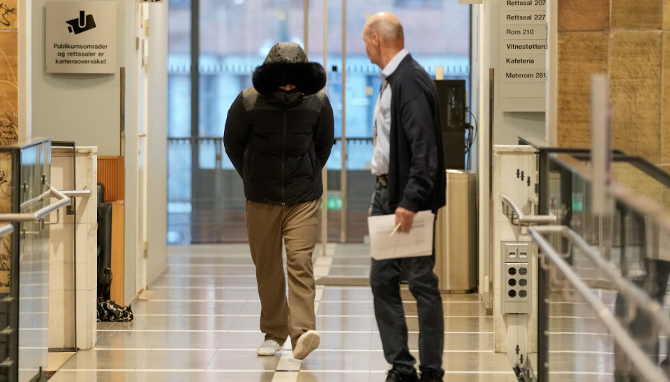 Imran Saber ankommer Oslo tingrett før han skal vitne i straffesaken mot Arfan Bhatt tirsdag.